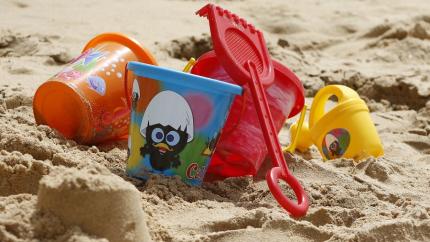https://pixabay.com/photos/bucket-toys-sand-beach-ocean-1005891/
