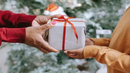 https://www.pexels.com/photo/black-woman-giving-gift-to-kid-5727926/