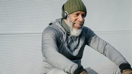 https://www.pexels.com/photo/smiling-elderly-black-man-in-warm-clothes-sitting-with-headphones-7869553/