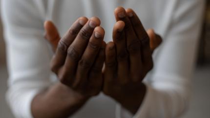https://www.pexels.com/photo/crop-black-man-praying-at-home-5997003/