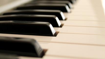 https://pixabay.com/en/piano-music-instruments-keys-2171007/