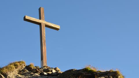 Image of a cross on a hill. Courtesy of Tuor on Pexels.