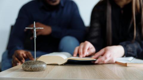 Two people read a bible together. Courtesy of Thirdman on Pixaby.