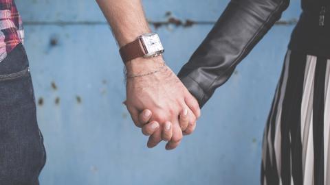 https://stocksnap.io/photo/holdinghands-couple-4WIPPD231S