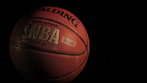 https://pixabay.com/photos/basketball-spalding-ball-sport-933173/