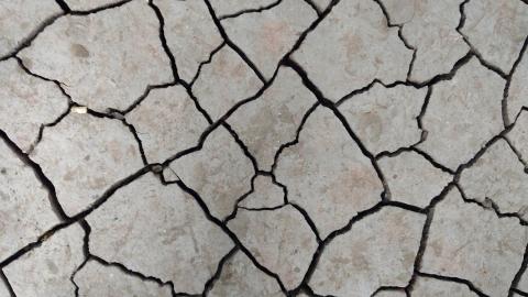 https://pixabay.com/photos/cracks-dry-ground-pattern-drought-2099531/