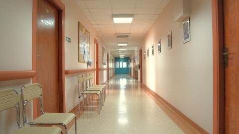 https://pixabay.com/en/hospital-corridor-operating-room-484848/