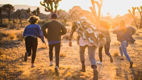A group of people run together. Courtesy of Pexels.