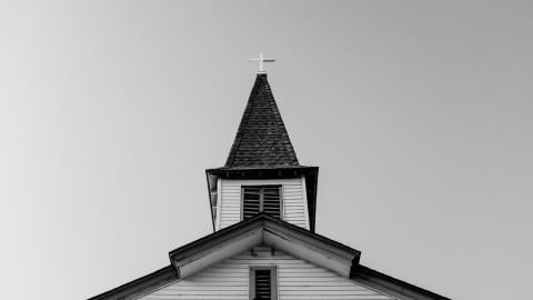 An image of a church standing with a tall steeple. Courtesy of Kenny Eliason on Pixaby.