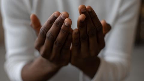 https://www.pexels.com/photo/crop-black-man-praying-at-home-5997003/