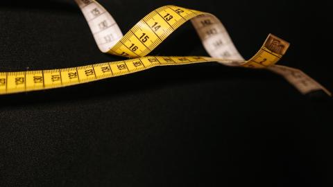 https://www.pexels.com/photo/a-measuring-tape-with-centimeter-details-6461399/