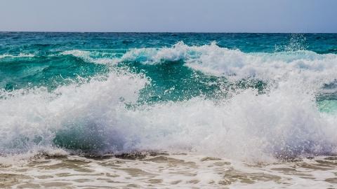 https://www.pexels.com/photo/beach-daylight-motion-ocean-355328/