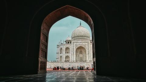 https://www.pexels.com/photo/arched-ornamental-entrance-against-taj-mahal-4013262/