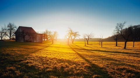 https://pixabay.com/en/sunrise-dawn-farm-barn-field-1892493/