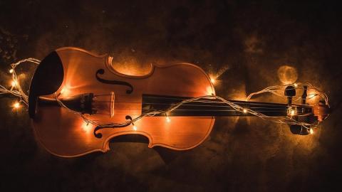 https://pixabay.com/photos/violin-lighting-creative-music-2921485/
